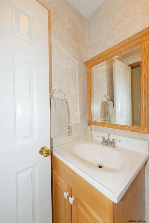 108 Peyton Rd, Schenectady, NY 12303 photo 12