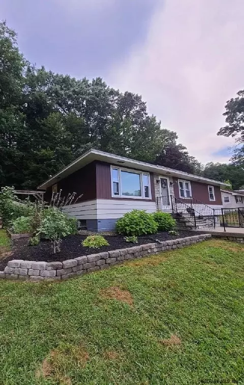 8 Denison Rd, Schenectady, NY 12309 photo 2