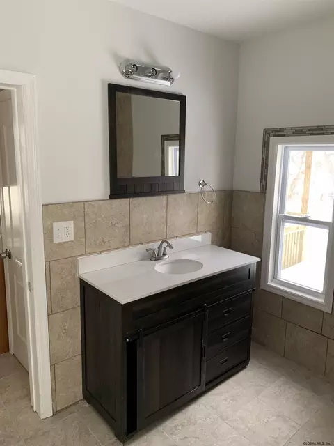 41 Mcclellan St, Schenectady, NY 12304 photo 8