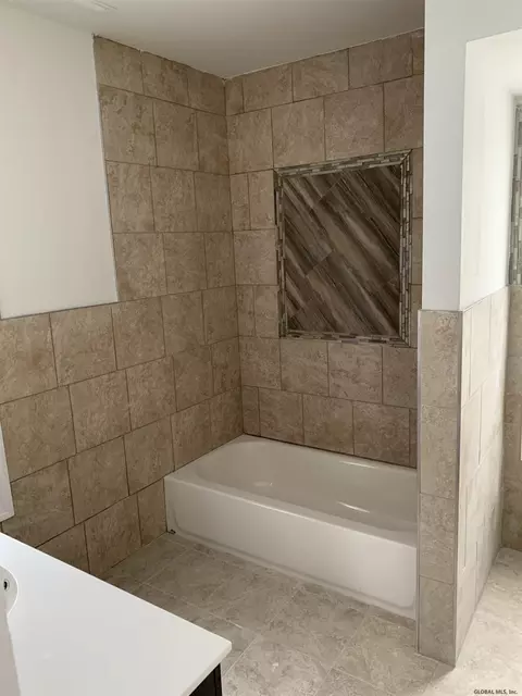 41 Mcclellan St, Schenectady, NY 12304 photo 9