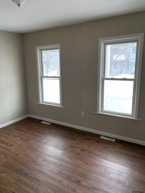 41 Mcclellan St, Schenectady, NY 12304 photo 5