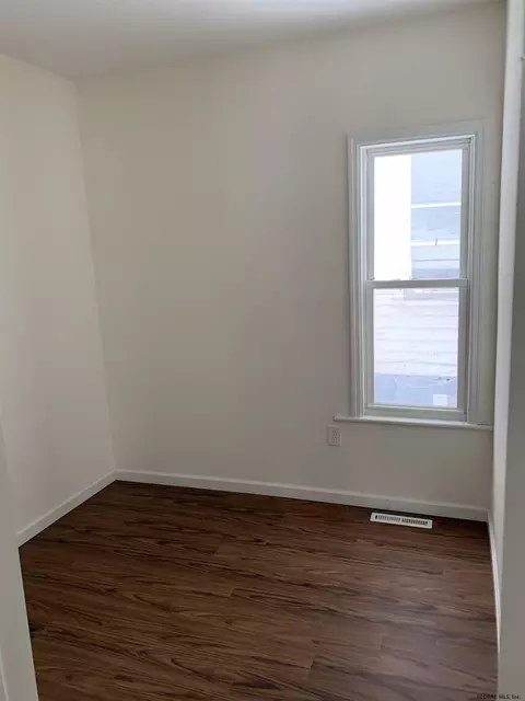 41 Mcclellan St, Schenectady, NY 12304 photo 6
