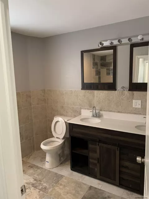 41 Mcclellan St, Schenectady, NY 12304 photo 3