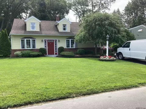 1073 Roberta Rd, Schenectady, NY 12303 photo 2