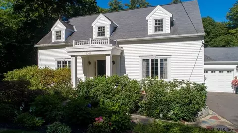 1061 Mohawk Rd, Schenectady, NY 12309 photo 2