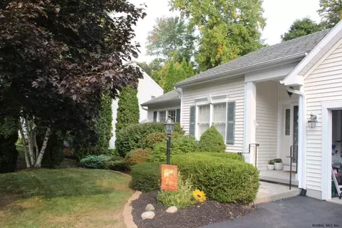 21 Eileen Ln, Glenmont, NY 12077 photo 2