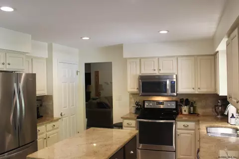 21 Eileen Ln, Glenmont, NY 12077 photo 9
