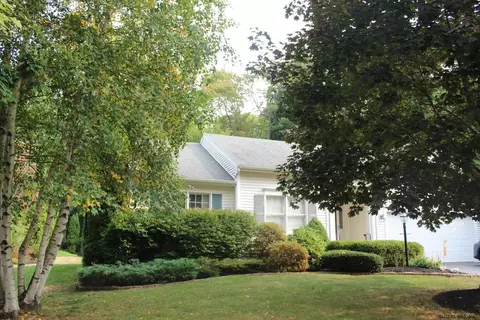21 Eileen Ln, Glenmont, NY 12077 photo 3