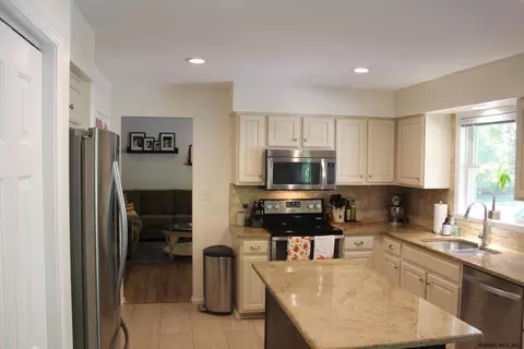 21 Eileen Ln, Glenmont, NY 12077 photo 7