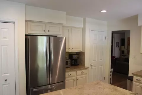 21 Eileen Ln, Glenmont, NY 12077 photo 8