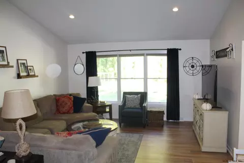 21 Eileen Ln, Glenmont, NY 12077 photo 11