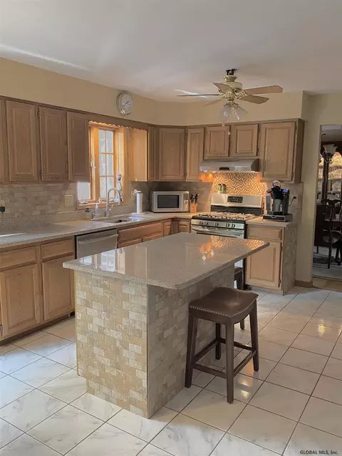 42 Henderson Rd, Glenmont, NY 12077 photo 10