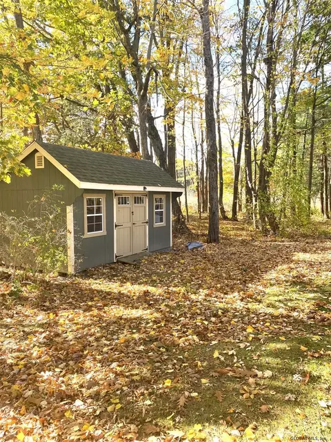 42 Henderson Rd, Glenmont, NY 12077 photo 9