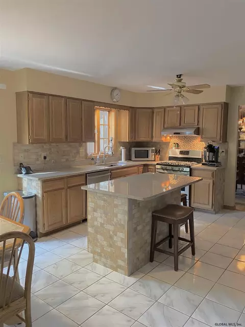 42 Henderson Rd, Glenmont, NY 12077 photo 17