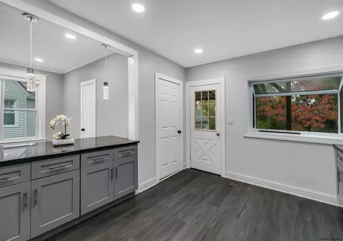 1022 Dean St, Schenectady, NY 12309 photo 9