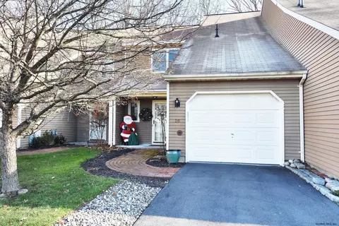 26 Commonwealth Dr, Glenmont, NY 12077 photo 1
