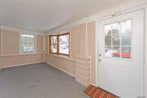 27 Brown St, Schenectady, NY 12304 photo 3
