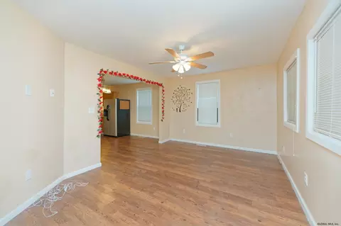 27 Brown St, Schenectady, NY 12304 photo 4