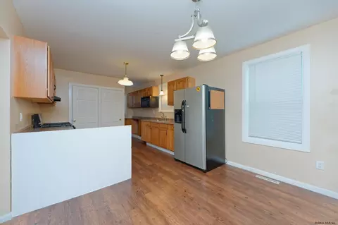 27 Brown St, Schenectady, NY 12304 photo 6
