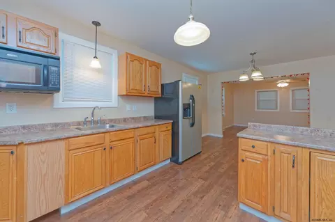 27 Brown St, Schenectady, NY 12304 photo 8