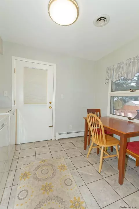 831 Ashmore Ave, Schenectady, NY 12309 photo 10