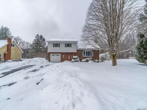 23 Montclair Dr, Schenectady, NY 12302 photo 2