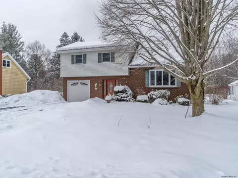 23 Montclair Dr, Schenectady, NY 12302 photo 4