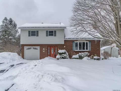 23 Montclair Dr, Schenectady, NY 12302 photo 3