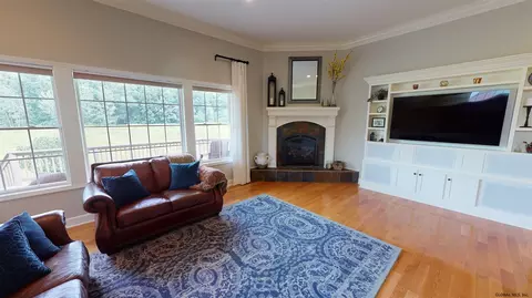 76 Sheldon Dr, Halfmoon, NY 12118 photo 2
