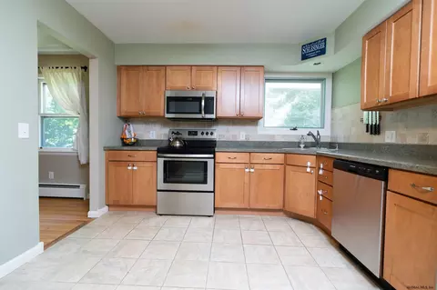 13 Rita Ct, Delmar, NY 12054 photo 9