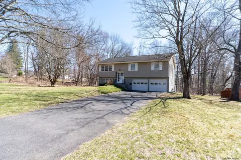 13 Rita Ct, Delmar, NY 12054 photo 2