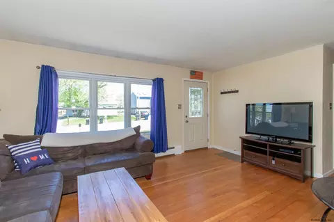 42 Jones Dr, Schenectady, NY 12309 photo 3