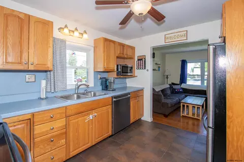 42 Jones Dr, Schenectady, NY 12309 photo 9