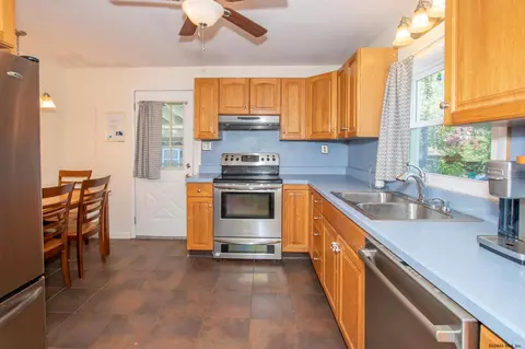 42 Jones Dr, Schenectady, NY 12309 photo 6