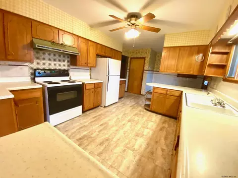 334 W Maple St, Corinth, NY 12822 photo 9
