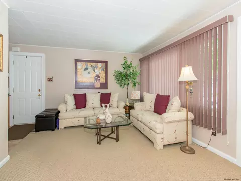2576 Putnam St, Schenectady, NY 12304 photo 7
