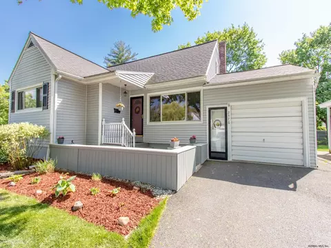 2576 Putnam St, Schenectady, NY 12304 photo 2