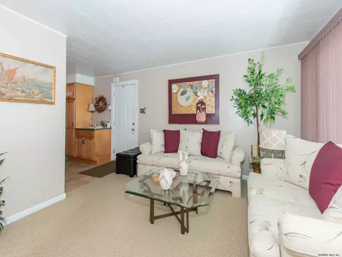 2576 Putnam St, Schenectady, NY 12304 photo 8