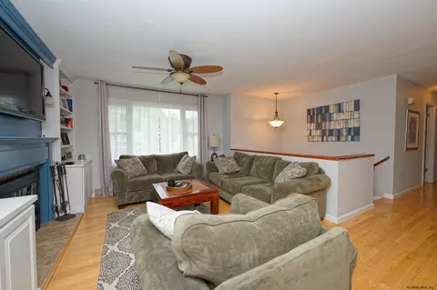 6 Brinker Cir, Glenmont, NY 12077 photo 8