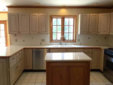 3283 E Lydius St, Schenectady, NY 12303 photo 9
