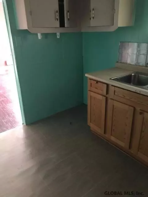 4 Hawk St, Schenectady, NY 12307 photo 4