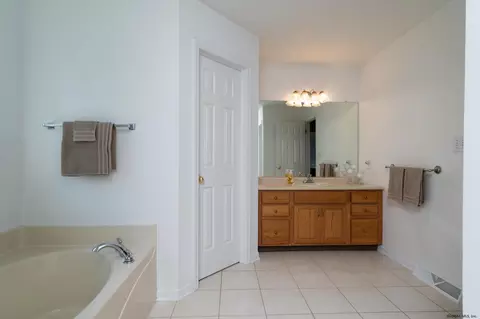 128 Hasgate Dr, Delmar, NY 12054 photo 47