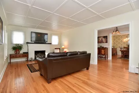 812 Wright Ave, Schenectady, NY 12309 photo 3