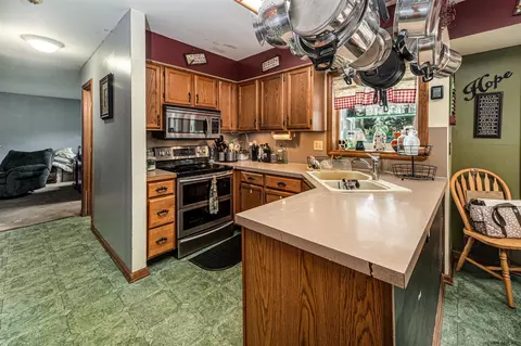 520 Viewpointe Dr, Schenectady, NY 12306 photo 9