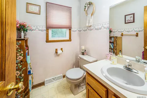 520 Viewpointe Dr, Schenectady, NY 12306 photo 13