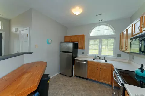 511 Apex Ln, Troy, NY 12182 photo 2