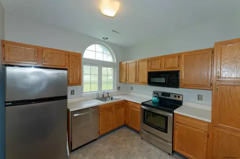 511 Apex Ln, Troy, NY 12182 photo 3
