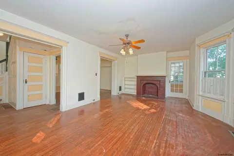 1069 Waverly Pl, Schenectady, NY 12308 photo 9