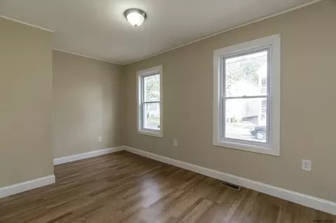 9 Chestnut St, Schenectady, NY 12307 photo 8