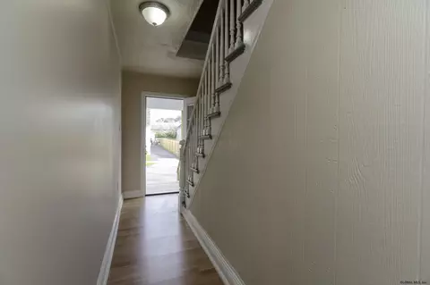 9 Chestnut St, Schenectady, NY 12307 photo 3
